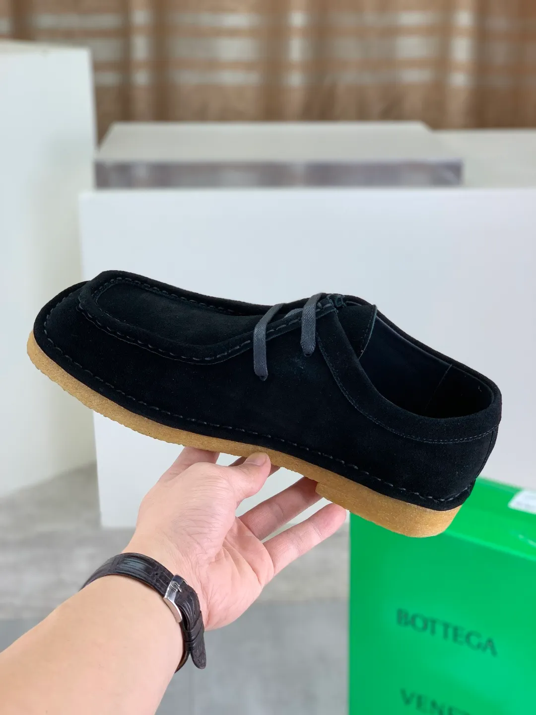 Men's men's shoes 💰P740 New model 💰 Top quality (beef tendon outsole series) 💎💎💎 BOTTEGA VENETA official website synchronizes the latest model, top version of the market's highest version of BV business leather shoes, accept material comparison, shoe type comparison, process comparison, practical and texture, versatile, suitable for any occasion, the more you look at it, the more flavorful it becomes. Pure hand-woven craftsmanship - upper material, imported original hand-woven calfskin - high-quality water-dyed sheepskin lining - original private model customized beef tendon outsole -Size: female 35-39 (34 40 customized) male 39-44 (38 45 customized) Comes with original BV green box, complete packaging.